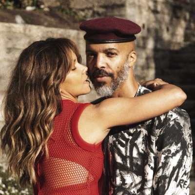 Halle Berry kissing her new boyfriend, musican Van Hunt.